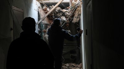 Наслідки російського удару по багатоповерхівці у Херсоні