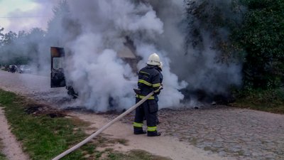 Рятувальники гасять палаючий автомобіль