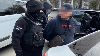 У центрі Харкова затримали чотирьох чоловіків: вимагали 700 тисяч доларів у підприємця У центрі Харкова затримали чотирьох чоловіків: вимагали 700 тисяч доларів у підприємця