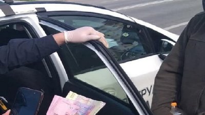 На Хмельниччині чоловік хотів підкупити поліцейських, щоб уникнути вилучення авто