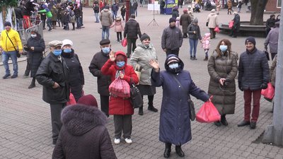 У середмісті Івано-Франківська вручили продуктові набори самотнім людям У середмісті Івано-Франківська вручили продуктові набори самотнім людям