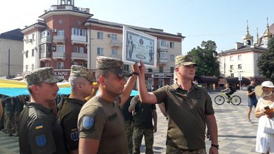 У Маріуполі розгорнули 129 метровий прапор України У Маріуполі розгорнули 129 метровий прапор України