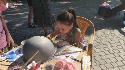 В Одесі пройшов дитячий майстер-клас з малювання: зароблені гроші йдуть на ЗСУ В Одесі пройшов дитячий майстер-клас з малювання: зароблені гроші йдуть на ЗСУ