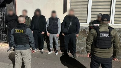 За підозрою у переправленні п'ятьох чоловіків через кордон затримали закарпатця