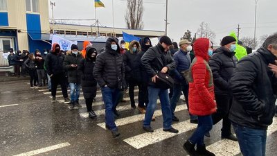 Моряки перекрили рух на трасі Одеса-Київ через корупцію Моряки перекрили рух на трасі Одеса-Київ через корупцію