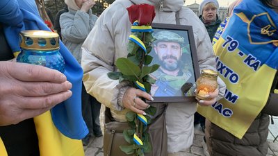 У Миколаєві вшанували пам’ять загиблих воїнів біля Алеї Слави У Миколаєві вшанували пам’ять загиблих воїнів біля Алеї Слави