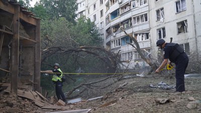 Слідчі оглядають місце влучання російського “Урагану” у Немишлянському районі міста. Внаслідок обстрілу фугасними снарядами 7 липня 5 людей поранені, 3 — загинули. Серед них була жінка, яка вийшла погодувати котів Слідчі оглядають місце влучання російського “Урагану” у Немишлянському районі міста. Внаслідок обстрілу фугасними снарядами 7 липня 5 людей поранені, 3 — загинули. Серед них була жінка, яка вийшла погодувати котів