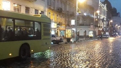 У Львові водій маршрутки наїхав на двох жінок і поїхав з місця аварії