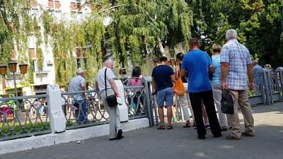 Другий день у Рівному – черги на щеплення Pfizer. Що кажуть у центрі вакцинації Другий день у Рівному – черги на щеплення Pfizer. Що кажуть у центрі вакцинації