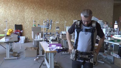 Евакуював бізнес з Лисичанська та шиє військову амуніцію Евакуював бізнес з Лисичанська та шиє військову амуніцію