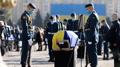 Зеленський відзначив медалями загиблих в Ан-26 та курсанта, який вижив Зеленський відзначив медалями загиблих в Ан-26 та курсанта, який вижив