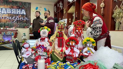 Дідухи, різдвяні павуки, ляльки-мотанки: у Луцьку запрацювала "Різдвяна майстерня"
