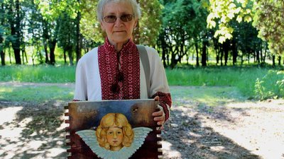 Ікони на ящиках від набої пише художниця з Рівненщини Ікони на ящиках від набої пише художниця з Рівненщини