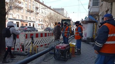 У Тернополі замінюють аварійну ділянку водопроводу