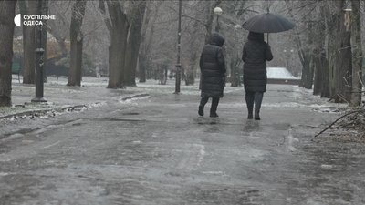 "Одна нога вперед, інша назад": через ожеледицю жителі Одеси потрапляють у травмпункти "Одна нога вперед, інша назад": через ожеледицю жителі Одеси потрапляють у травмпункти