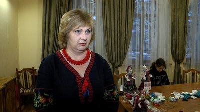 У Житомирі дітей навчають робити ляльки-мотанки, наповнені сухотрав’ям У Житомирі дітей навчають робити ляльки-мотанки, наповнені сухотрав’ям