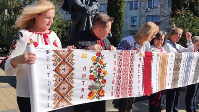 Із Тернополя до Львова передали рушник єднання Із Тернополя до Львова передали рушник єднання
