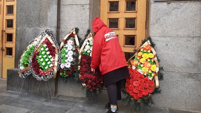 Харківську міськраду пікетують перед сесією: посилили охорону Харківську міськраду пікетують перед сесією: посилили охорону