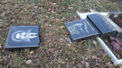 На Житомирщині невідомі зруйнували гранітні плити над могилами на кладовищі На Житомирщині невідомі зруйнували гранітні плити над могилами на кладовищі