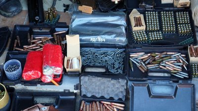 Сумські поліціянти викрили чоловіка, який незаконно зберігав зброю та боєприпаси Сумські поліціянти викрили чоловіка, який незаконно зберігав зброю та боєприпаси