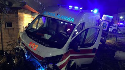 У Львові "швидка" зіткнулася з легковиком: травмовані шестеро людей