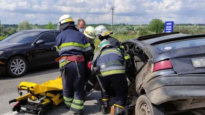 ДТП під віадуком на трасі Дніпро – Харків: чотирьох травмованих деблокували з деформованої автівки