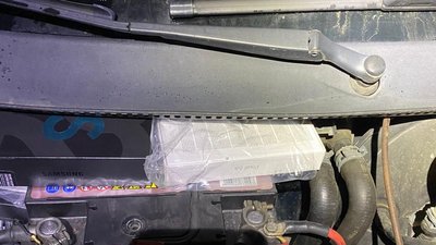 В автомобілі угорця митники виявили приховані під капотом мобільні телефони/Фото: Закарпатська митниця/Facebook В автомобілі угорця митники виявили приховані під капотом мобільні телефони/Фото: Закарпатська митниця/Facebook