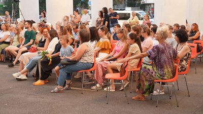 У Хмельницькій обласній філармонії зіграли концерт просто неба У Хмельницькій обласній філармонії зіграли концерт просто неба