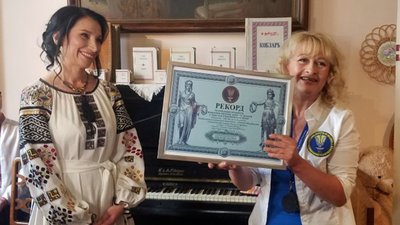 Національні рекорди і найбільша книга у світі, встановлені однією голкою Національні рекорди і найбільша книга у світі, встановлені однією голкою