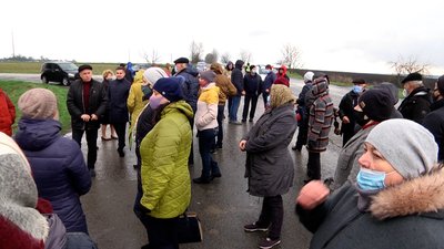 На Житомирщині жителі села Камінь перекривали дорогу, протестуючи проти оптимізації місцевої школи На Житомирщині жителі села Камінь перекривали дорогу, протестуючи проти оптимізації місцевої школи