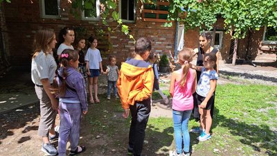 На фото відвідувачі та викладачка мистецького табору під час гри. На фото відвідувачі та викладачка мистецького табору під час гри.
