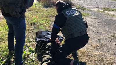 Допомагав окупантам втікати лісовими стежками: СБУ затримала мешканця звільненої Лиманщини