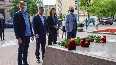 У Дніпрі вшанували пам’ять Тараса Шевченка з нагоди 160 річниці перепоховання У Дніпрі вшанували пам’ять Тараса Шевченка з нагоди 160 річниці перепоховання
