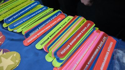 "Fliker save life": вінницькі поліцейські роздавали містянам світлоповертальні стрічки та флікери "Fliker save life": вінницькі поліцейські роздавали містянам світлоповертальні стрічки та флікери