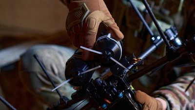 FPV-дрон готують до вильоту