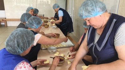 Пироги, тушкована капуста та шинка: у ліцеї на Волині щодня готують для бійців ЗСУ