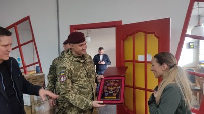 Понад три сотні тактичних аптечок передав десантникам гуманітарний хаб "Житомир" Понад три сотні тактичних аптечок передав десантникам гуманітарний хаб "Житомир"