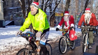 У Кривому Розі відбувся доброчинний велопробіг Дідів Морозів – фоторепортаж
