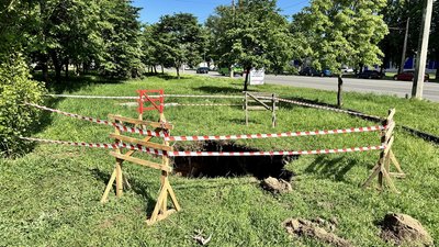 Автівка "Полтававодоканалу" провалилась під землю Автівка "Полтававодоканалу" провалилась під землю