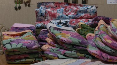 Харків'янка шиє мішечки для порятунку австралійських тварин Харків'янка шиє мішечки для порятунку австралійських тварин
