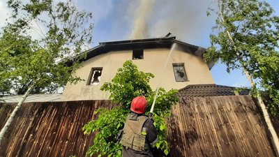 Після російського обстрілу на півночі Харкова 30 травня спалахнули пожежі Після російського обстрілу на півночі Харкова 30 травня спалахнули пожежі