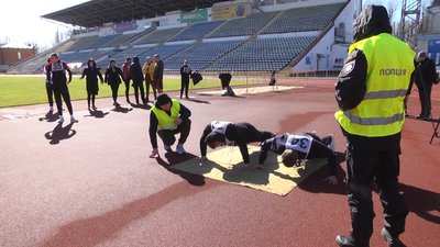 Кандидати до лав батальйону патрульної поліції здають норматив з відтискання від підлоги. Кандидати до лав батальйону патрульної поліції здають норматив з відтискання від підлоги.