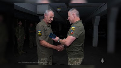 Герой України Віктор Ніколюк від імені Головнокомандувача ЗСУ нагородив військових, які захищали Чернігів
