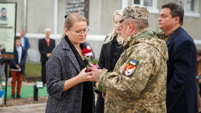 На Франківщині рідним полеглих воїнів вручили державні відзнаки На Франківщині рідним полеглих воїнів вручили державні відзнаки