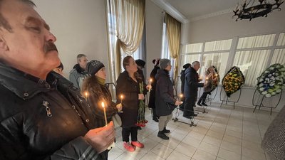 У Херсоні попрощались з диригентом філармонії, якого у вересні застрелили військові РФ за відмову у співпраці У Херсоні попрощались з диригентом філармонії, якого у вересні застрелили військові РФ за відмову у співпраці