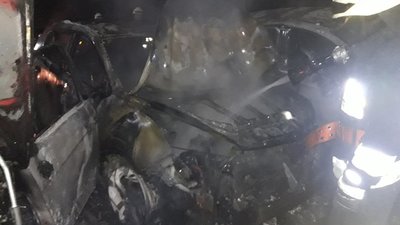 На Дніпропетровщині, на тимчасовій стоянці, згоріли чотири легкових авто (ФОТО)