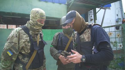 "Ми од ворогів стоїмо першими, щитом". Як проходить навчання бійців Запорізької тероборони "Ми од ворогів стоїмо першими, щитом". Як проходить навчання бійців Запорізької тероборони