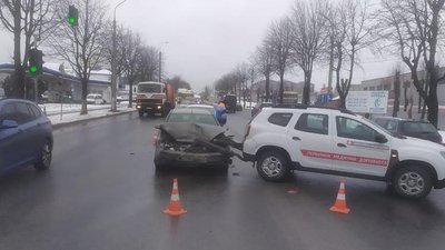 У Тернополі в аварію потрапив автомобіль, який перевозив вакцину від COVID-19