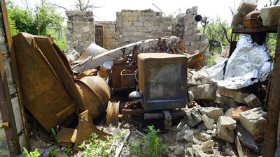 Жителям Кам'янки під Ізюмом допомагають відбудувати село Жителям Кам'янки під Ізюмом допомагають відбудувати село