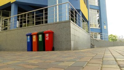У Житомирі облаштували перший майданчик для роздільного збирання сміття У Житомирі облаштували перший майданчик для роздільного збирання сміття